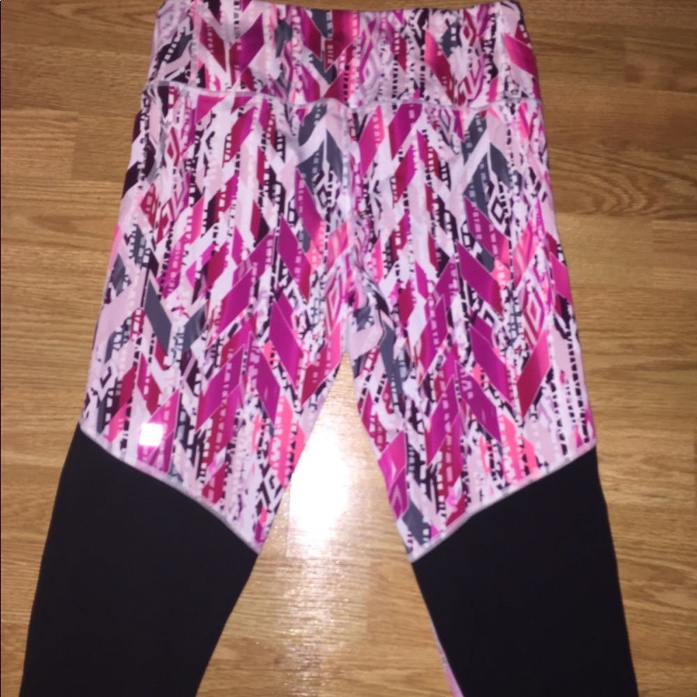 Victoria Secret VSX sport cropped yoga pants - Picture 3 of 5